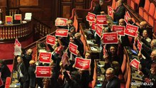 Ok del Senato su maxiemendamento manovra,protesta opposizioni in aula