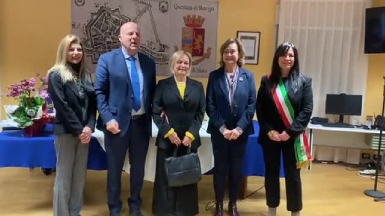Dipendente delle Poste di Rovigo sventa truffa da 50mila euro a un anziano, premiata in questura (il video)