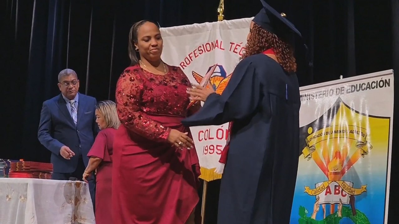 Más de 200 historias de superación culminan en una graduación en Colón