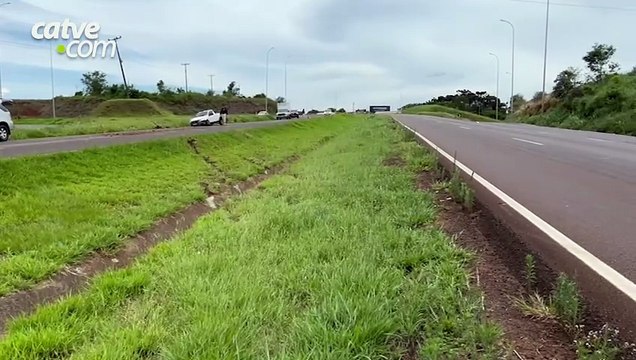 Picape capotou após perda de controle na BR-467 em Cascavel