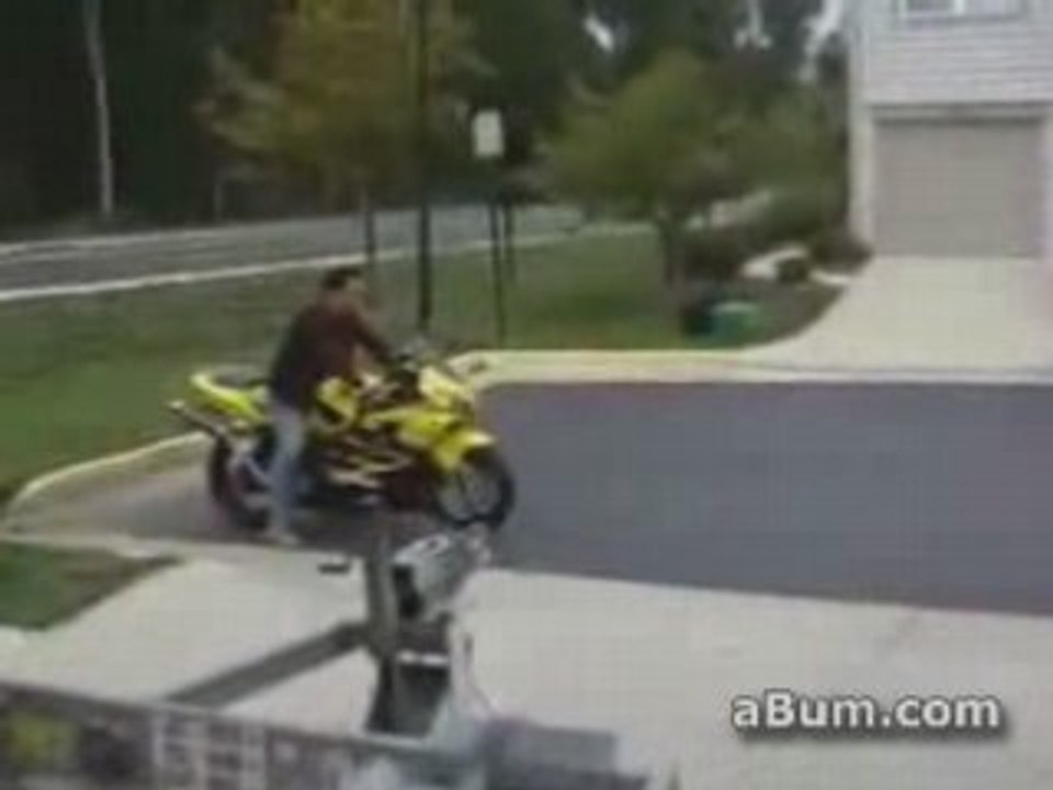 René charge sa moto