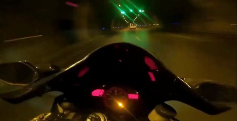 Ce motard réussi l'impossible... Wobble rattrapé de peu