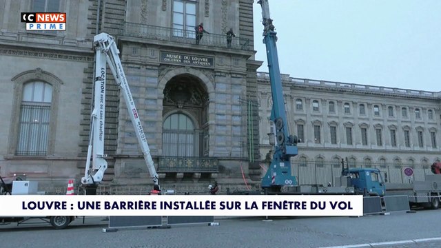 Regardez la grille de protection a été installée, sur la porte-fenêtre de la galerie d'Apollon du Louvre, empruntée par les cambrioleurs lors du spectaculaire vol de bijoux du 19 octobre
