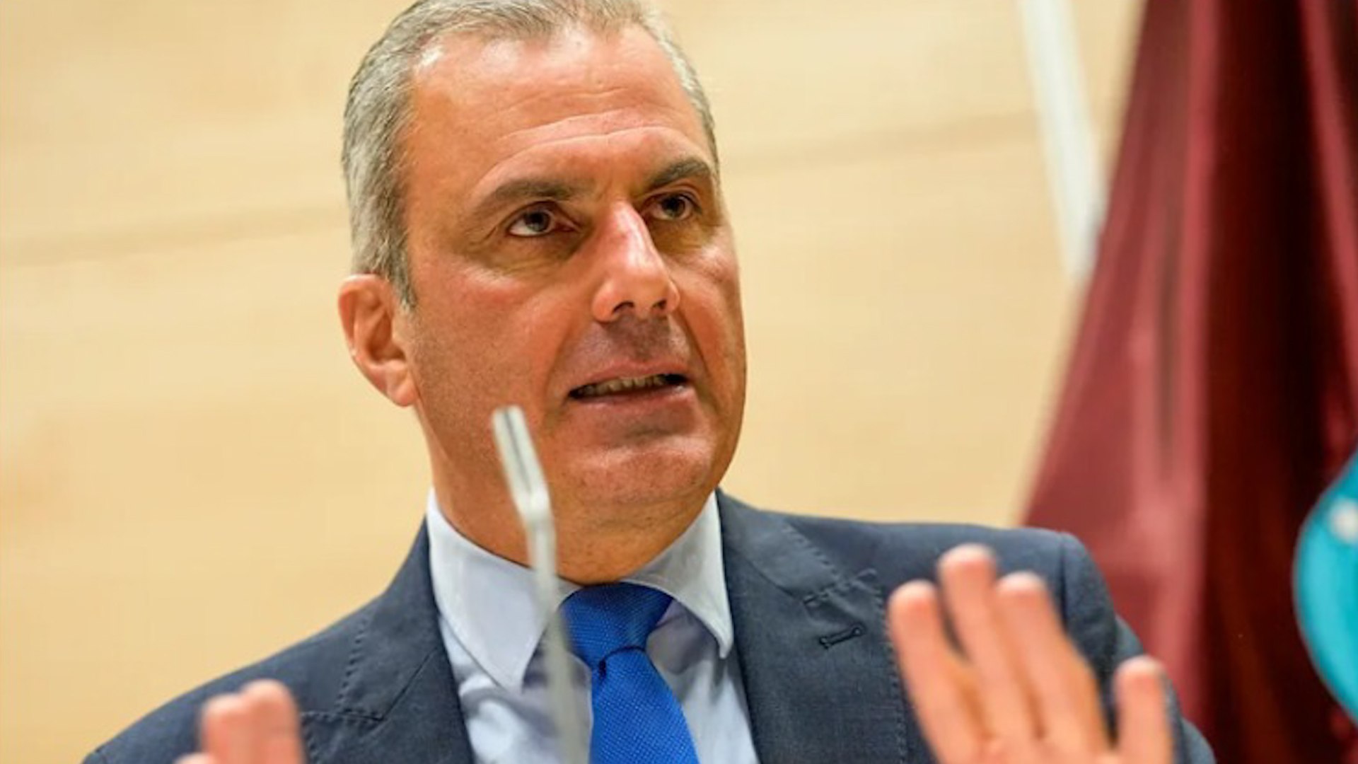 Vox ha asestado un nuevo golpe pol�tico a Javier Ortega Smith al apartarlo del Comit� Ejecutivo Nacional (CEN), dej�ndolo sin el �ltimo cargo de relevancia org�nica que a�n conservaba dentro del partido. Ortega Smith, que fue secretario general de la formaci�n entre 2016 y 2022 y una de las figuras m�s visibles en los primeros a�os de Vox, pierde as� peso interno en una decisi�n que confirma su progresiva relegaci�n en la estructura dirigida por Santiago Abascal.
En sustituci�n del dirigente madrile�o, Vox ha incorporado a J�lia Calvet al m�ximo �rgano ejecutivo del partido. Calvet es diputada auton�mica en el Parlamento de Catalu�a y portavoz nacional de Juventud, y su nombramiento refuerza el perfil joven y territorial que la formaci�n quiere proyectar en esta nueva etapa. El partido ha destacado su papel en Catalu�a, defini�ndola como "uno de los rostros m�s conocidos de la lucha por la libertad frente al separatismo", seg�n recoge el comunicado difundido este martes.
Este movimiento no es un hecho aislado, sino que se enmarca en una serie de decisiones recientes que han ido reduciendo la influencia de Ortega Smith. El pasado 3 de noviembre, Vox ya le retir� la portavoc�a adjunta en el Congreso, pese a que mantiene su acta de diputado y su cargo como portavoz en el Ayuntamiento de Madrid. Con este nuevo cambio, el partido consolida una reconfiguraci�n interna de su c�pula y de sus principales referentes pol�ticos.