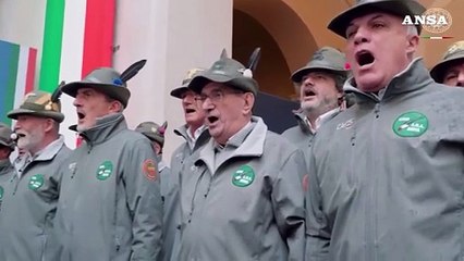A Palazzo Chigi gli alpini cantano l'inno. E anche Meloni, nel finale, non rinuncia al "si'"