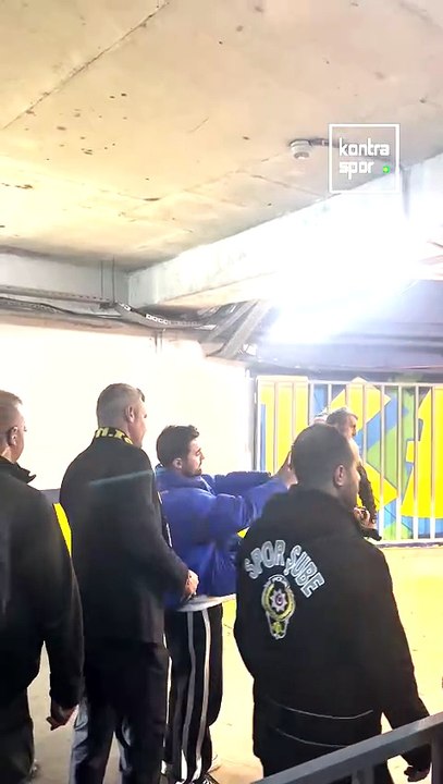Sadettin Saran'ın derbi sonrası Kadıköy'den ayrılış anı