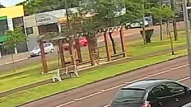 Câmera registra momento em que jovem fica ferido ao cair de patinete na Tancredo Neves