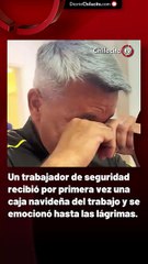 Un trabajador de seguridad recibió por primera vez una caja navideña del trabajo y se emocionó hasta las lágrimas.