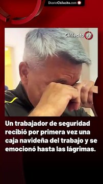 Un trabajador de seguridad recibió por primera vez una caja navideña del trabajo y se emocionó hasta las lágrimas.