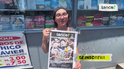 Torcedores do Corinthians celebram a chegada das revistas-pôsteres do LANCE! às bancas de jornal