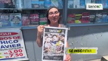 Torcedores do Corinthians celebram a chegada das revistas-pôsteres do LANCE! às bancas de jornal
