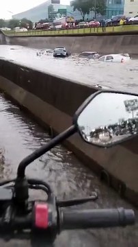 Un piletón y autos tapados por el agua en Panamericana por el temporal en AMBA