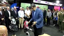 Em clima de tensão com EUA, Maduro dança com robô humanoide de IA