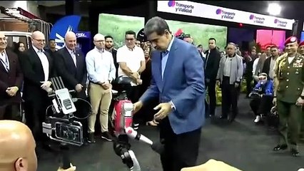 Em clima de tensão com EUA, Maduro dança com robô humanoide de IA