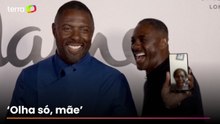 Idris Elba ‘trolla’ a mãe com estátua de cera idêntica a ele em chamada de vídeo