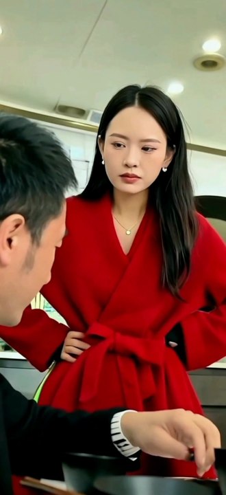 The domineering queen of the restaurant humiliates three ignorant men