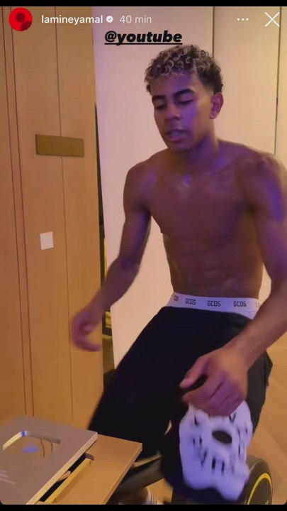 Lamine Yamal ya presume de su placa de Youtube durante sus vacaciones