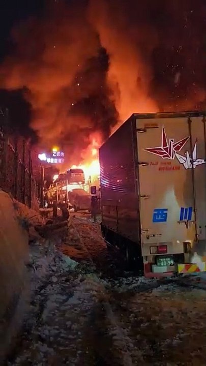 Una colisión de varios vehículos provoca un incendio en la autopista Kanetsu de Japón