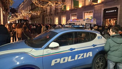 Napoli, calcinacci in via Toledo: due turiste ferite, folla deviata