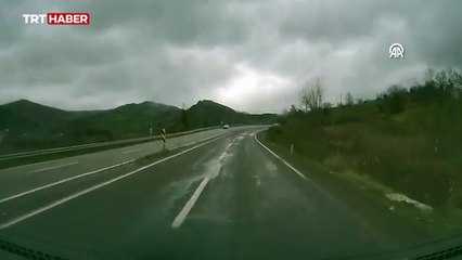 Karşı şeride geçen otomobil ile hafif ticari araç çarpıştı: O anlar kamerada