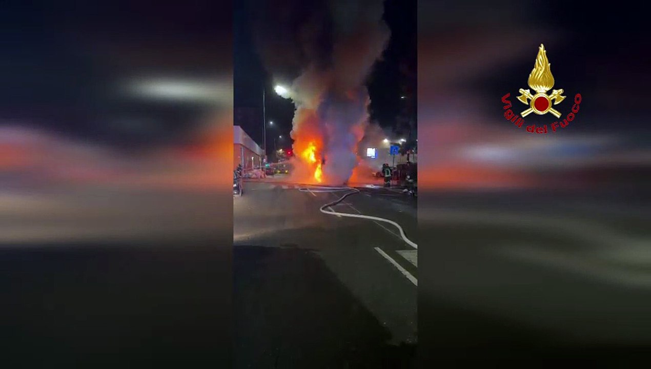 Sesto San Giovanni, incendio distrugge un autobus
