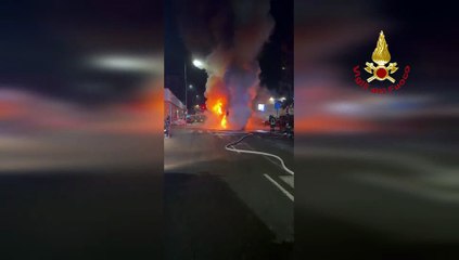 Sesto San Giovanni, incendio distrugge un autobus