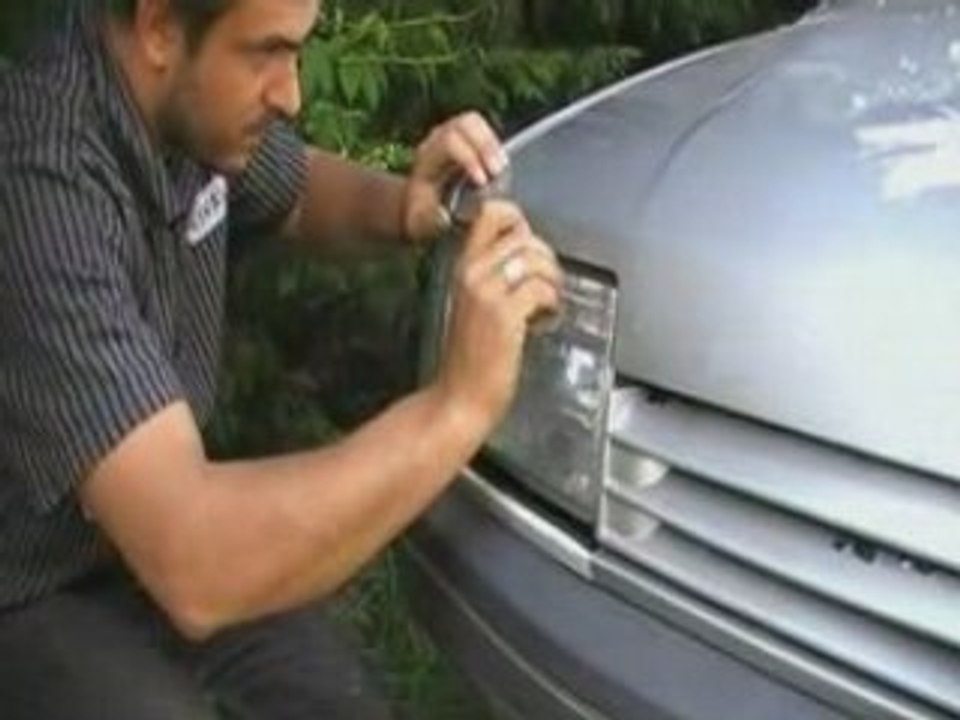 Jacky tuning casse un phare... non colle un sticker !!!