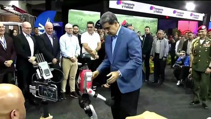 Em clima de tensão com EUA, Maduro dança com robô humanoide de IA