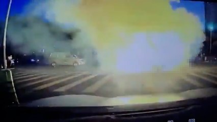 Elektrikli scooter trafiğin ortasında alev aldı