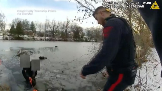 Bimbi cadono nel lago ghiacciato, salvati dalla polizia: il video dei momenti concitati del salvataggio
