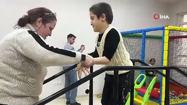 Özel çocuklar eğitim alırken, anneleri el emeği ürünler üretiyor