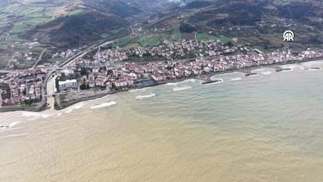 Samsun'da yağışın ardından denizin rengi kahverengiye döndü