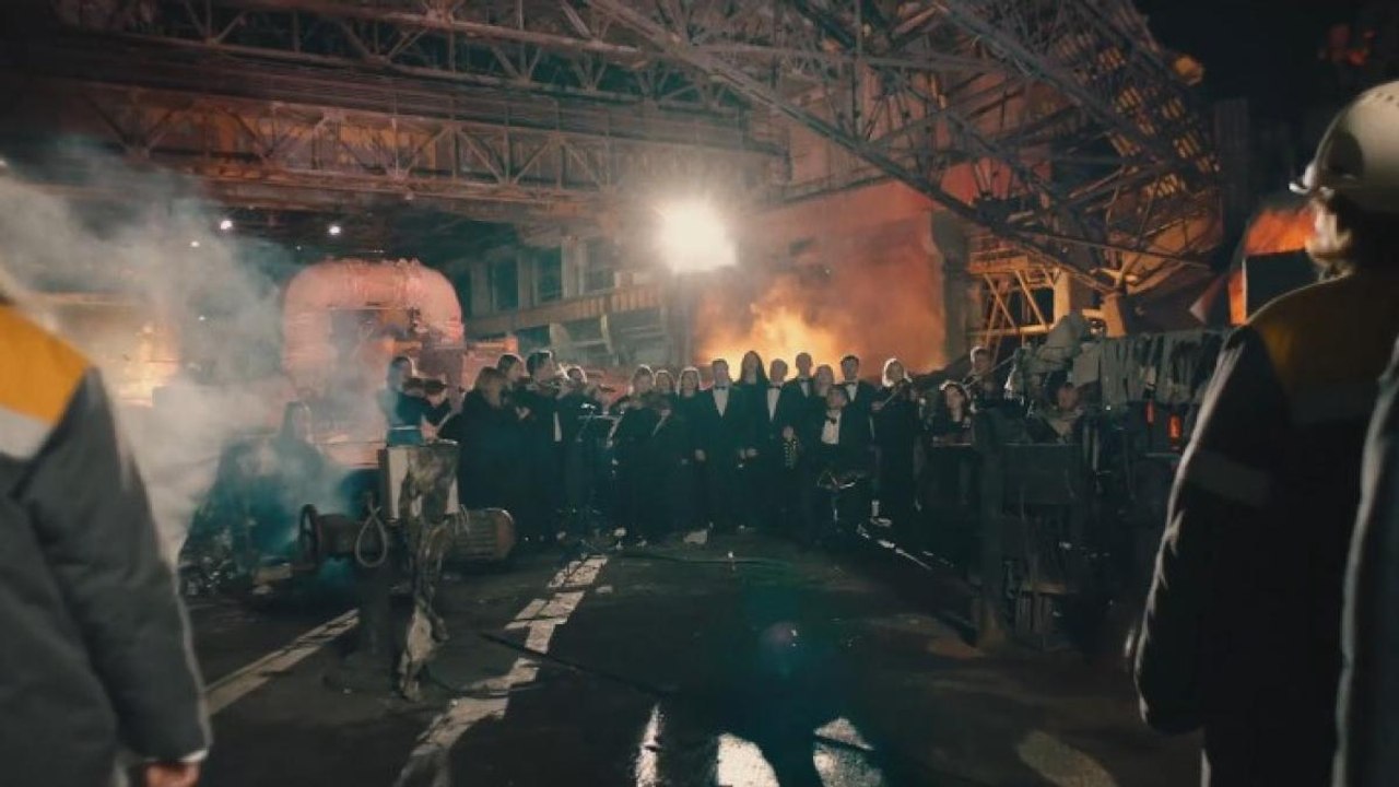 Il coro ucraino canta la celebre «Carol of the bells» nella centrale elettrica bombardata dai russi | Il video