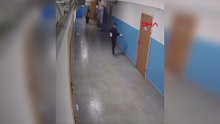 Silinen koridoru kirletmemek için ayakkabılarını çıkarıp sınıfına kadar yürüdü