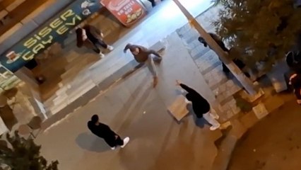 Kağıthane’de sokak ortasında kavga: İki bıçakla saldırdı, tekmeyle yere düştü