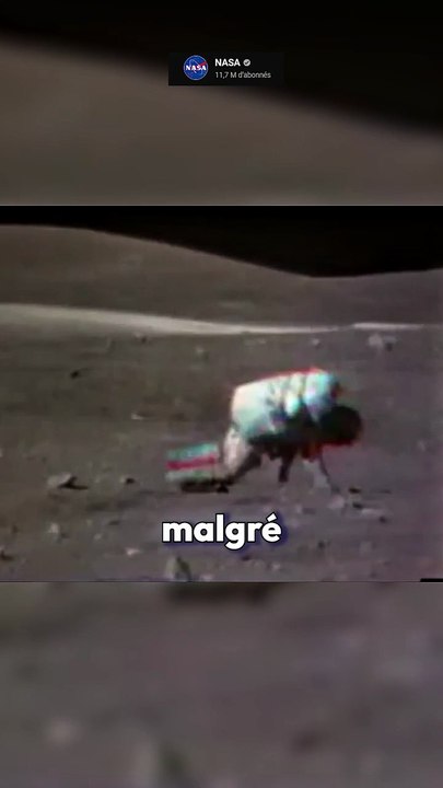 Cet astronaute d'Apollo 16 tombe !