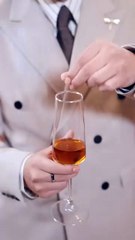 After being humiliated by her fiancé, she broke off the marriage on the spot and married the scumbag, the 30-year-old cold and ascetic uncle originally thought it was just a nominal couple, and after marriage, she was sure to be in dire straits, but after