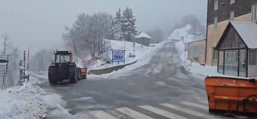 Neve sull'Appennino: a Passo delle Radici spartineve in azione