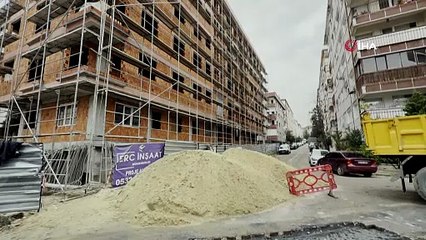 Kavga etmek için inşaat iskelesinden örümcek adam gibi indi!