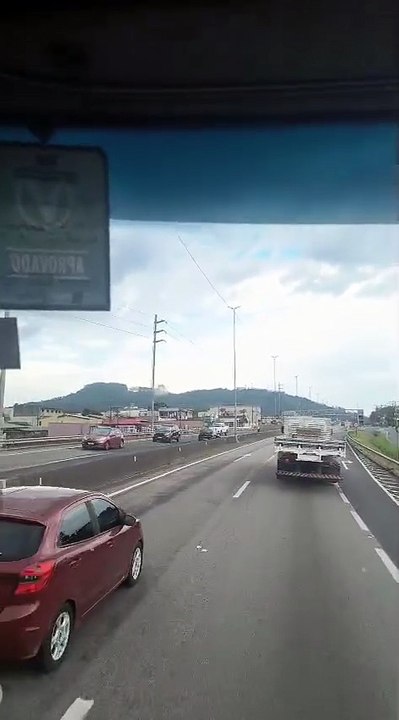 Vídeo mostra momento de acidente com carro na contramão que matou idoso na BR-101