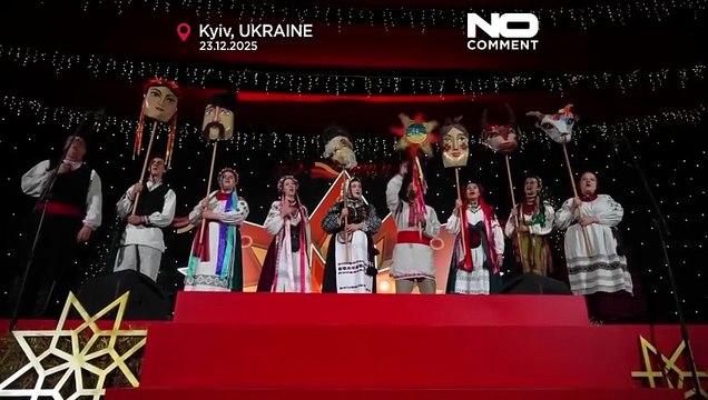 Familias ucranianas organizan una cena de Navidad para niños desplazados en Kiev