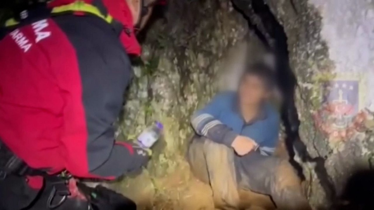 Antalya’da kayalık alanda mahsur kalan kişi kurtarıldı