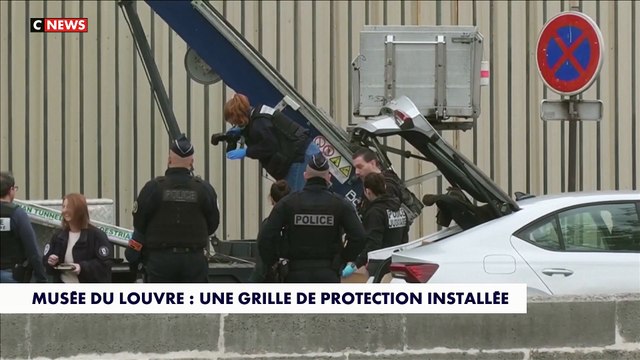Une grille de protection a été installée sur la porte-fenêtre de la galerie d'Apollon du Louvre, empruntée par les cambrioleurs lors du spectaculaire vol de bijoux du 19 octobre