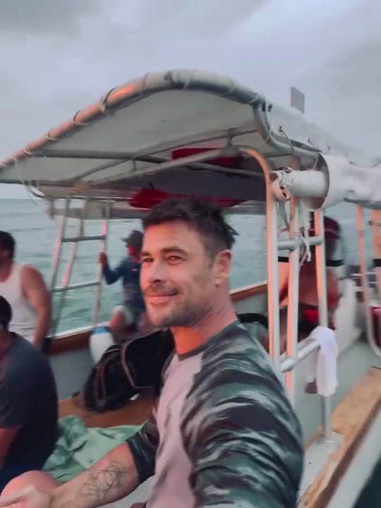 📺CHRIS HEMSWORTH AUX ILES FIDJI🎬ABONNES-TOI & METS UN COM' STP MERCI📺🙏😉😎💖