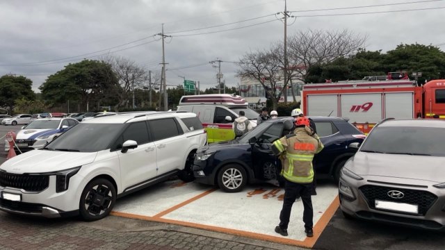 제주서 주차 중 '급발진' 주장 사고...1명 부상 / YTN