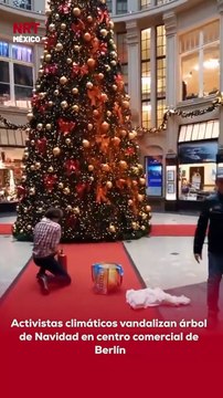 Activistas climáticos vandalizaron un árbol de Navidad dentro de un centro comercial en Berlín, como parte de una acción para llamar la atención sobre el cambio climático.