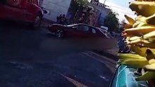 Un vehículo que obstruía una entrada en una calle de Veracruz fue movido con un montacargas, luego de que su dueño ignorara los avisos de “No estacionarse”.