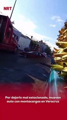 Un vehículo que obstruía una entrada en una calle de Veracruz fue movido con un montacargas, luego de que su dueño ignorara los avisos de “No estacionarse”.