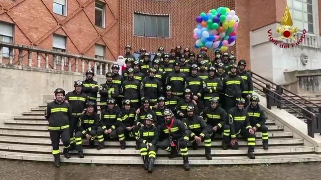 Gli auguri dei Vigili del Fuoco ai baby pazienti del Civile