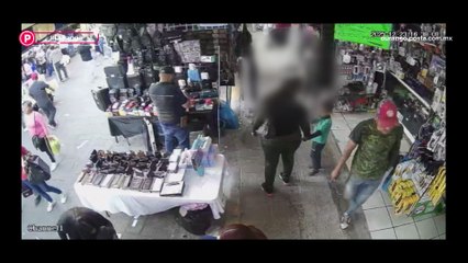 📹 Cámaras de seguridad captan a una mujer llevándose una caja de un negocio en Durango, iba acompañada de un menor 📦🚨